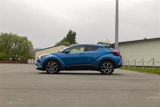 2017 Toyota C-HR - Thumbnail