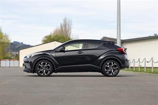 2017 Toyota C-HR - Thumbnail