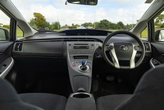 2015 Toyota Prius - Thumbnail