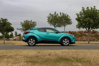 2017 Toyota C-HR - Thumbnail