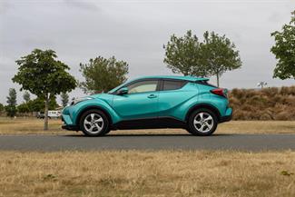 2017 Toyota C-HR - Thumbnail