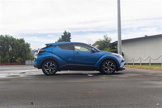 2017 Toyota C-HR - Thumbnail