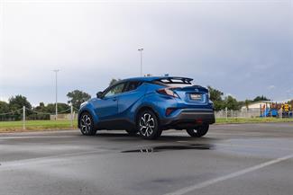 2017 Toyota C-HR - Thumbnail