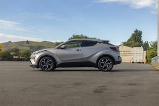 2017 Toyota C-HR - Thumbnail