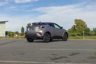 2017 Toyota C-HR - Thumbnail