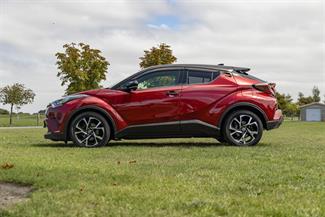 2017 Toyota C-HR - Thumbnail