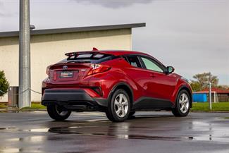 2017 Toyota C-HR - Thumbnail