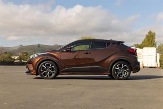 2017 Toyota C-HR - Thumbnail