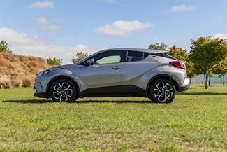 2017 Toyota C-HR - Thumbnail